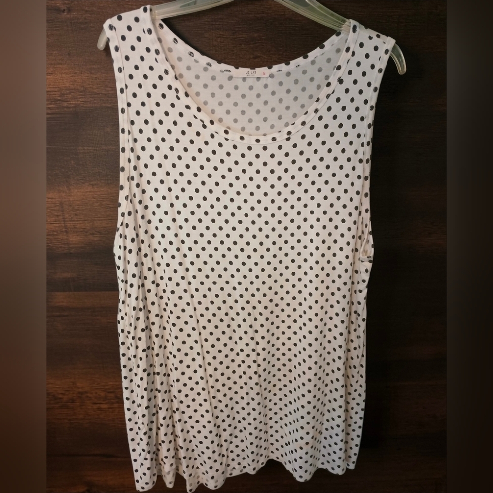 LE LIS brand sleeveless top, white base with a black polka dots M (Oversized)